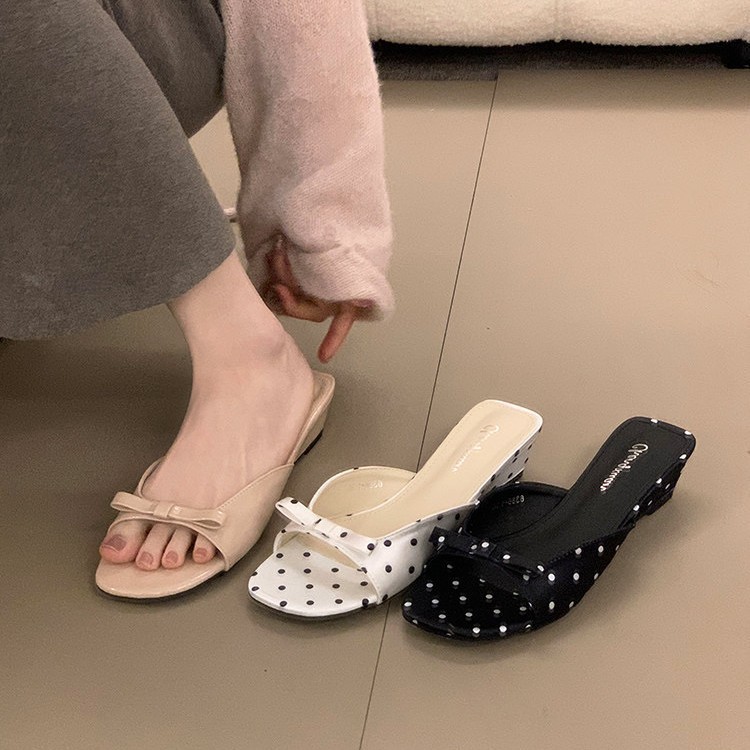 Summer Light Clothing - Klapki damskie na koturnie w kropki,